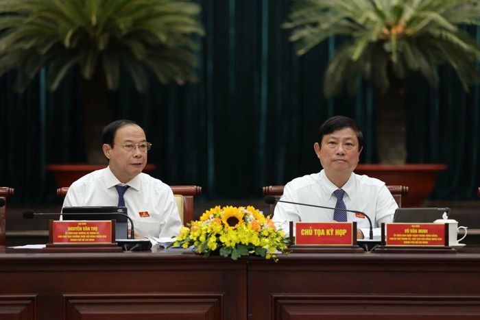Chủ tọa Kỳ họp lần thứ VI, HĐND khóa XI lắng nghe ý kiến của các đại biểu.
