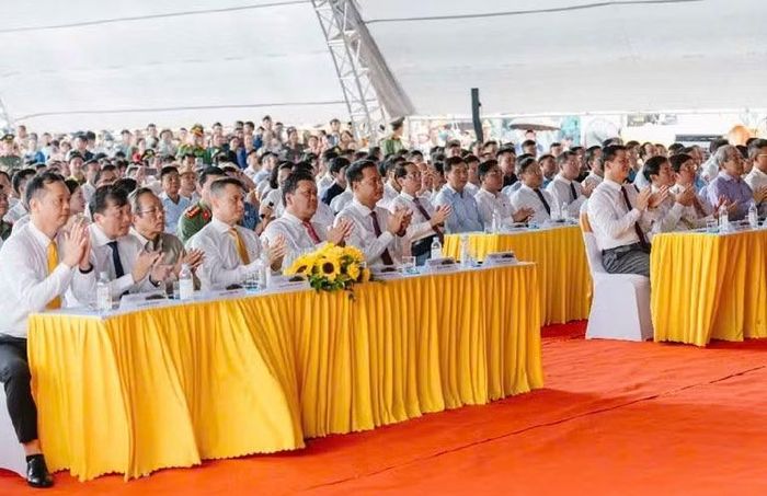 Các đại biểu tham dự buổi Lễ khởi công Dự án quần thể du lịch núi U Bò - hồ Thác Chuối.