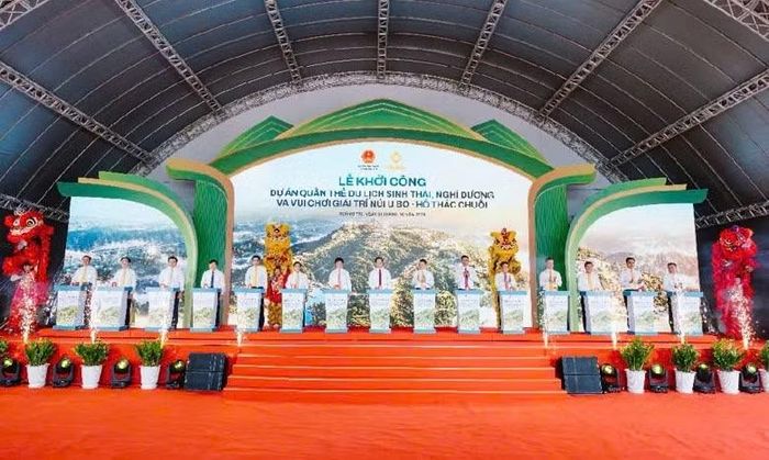 Các đại biểu bấm nút Lễ khởi công Dự án quần thể du lịch núi U Bò - hồ Thác Chuối.