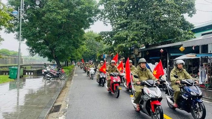 Lực lượng tham gia bảo vệ an ninh trật tự ở cơ sở phường Phú Xuân ra quân đảm bảo an ninh, trật tự.