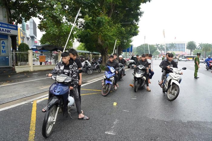 Nhóm thanh thiếu niên mang hung khí, chạy xe tốc độ cao rồi quay lại đăng lên TikTok vừa bị khởi tố về hành vi "Gây rối trật tự công cộng".