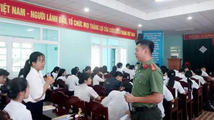 Công an phường Phú Xuân tổ chức chương trình phòng chống tệ nạn xã hội và bạo lực học đường.