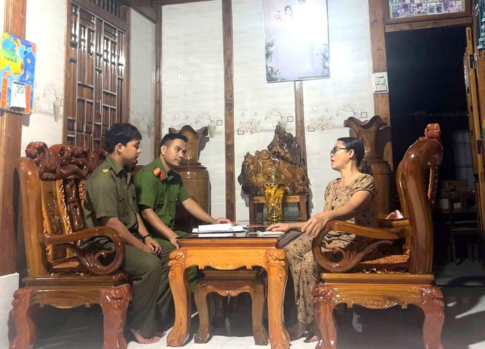 Anh Đoàn Văn Tuấn, thành viên Tổ bảo vệ ANTT thôn Đông Sơn cùng cán bộ Công an xã A Lưới 4 đến nhà dân tuyên truyền pháp luật.