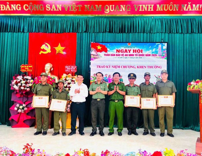 Nhiều thành viên Tổ bảo vệ ANTT ở cơ sở của xã A Lưới 4 được các cấp tuyên dương, khen thưởng.