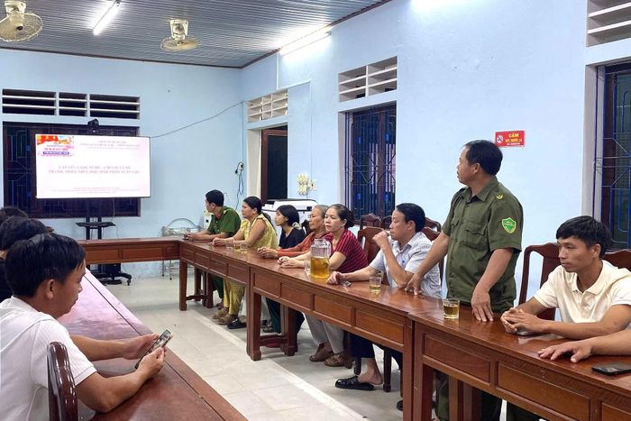 Tổ bảo vệ ANTT thôn Xuân Lộc cùng Công an xã Hưng Lộc gặp gỡ, tuyên truyền pháp luật đến người dân địa phương.