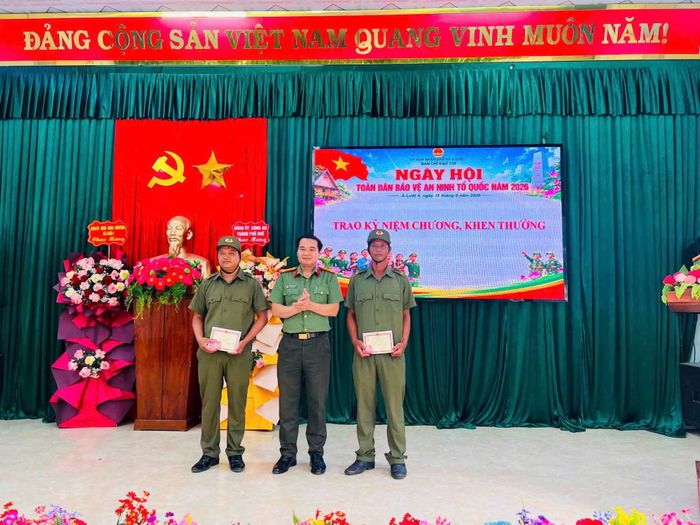 Anh Hồ Văn Tình, Tổ Trưởng Tổ bảo vệ ANTT thôn Ka Vá và anh Hồ Văn Thanh, Tổ phó Tổ bảo vệ ANTT thôn Đông Sơn (xã A Lưới 4) nhận Kỷ niệm chương Bảo vệ an ninh Tổ quốc của Bộ Công an.