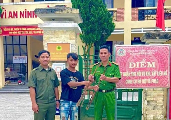 Công an xã A Lưới 4 và Tổ bảo vệ ANTT ở cơ sở vận động người dân giao nộp vũ khí, vật liệu nổ và công cụ hỗ trợ.