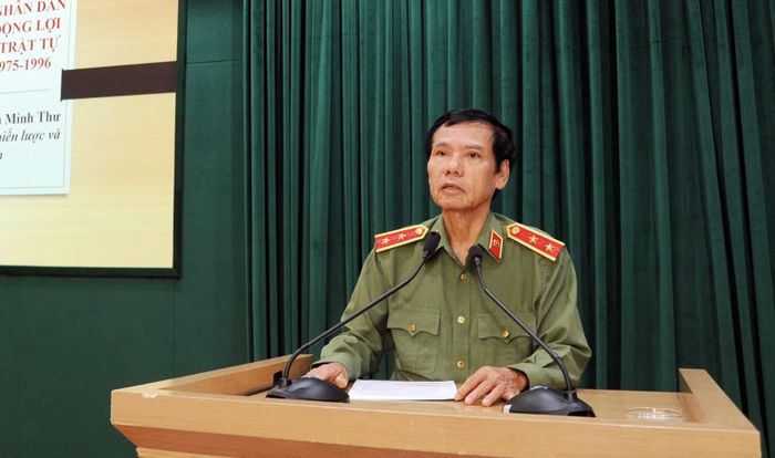 Các đại biểu phát biểu tại hội thảo.