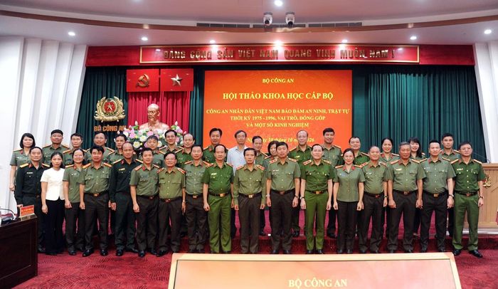 Trung tướng, TS Vũ Thanh Chương và các đại biểu tham dự hội thảo.