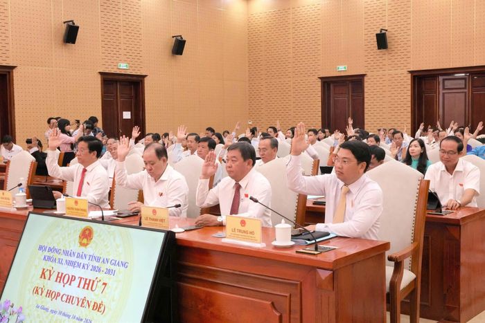 Các đại biểu biểu quyết thông qua Đề án đề nghị công nhận Đặc khu Phú Quốc là Khu kinh tế đặc biệt.