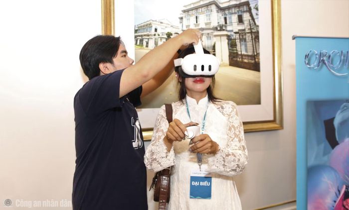 Các đại biểu trải nghiệm công nghệ thực tế ảo tại ngày hội.