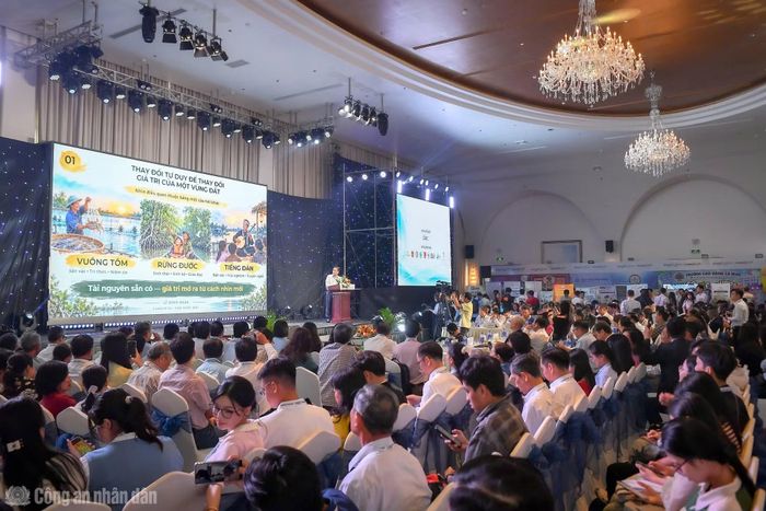 Các đại biểu tham dự lễ khai mạc.