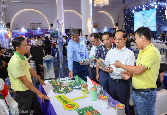 Chương trình quy tụ trên 100 gian hàng trưng bày sản phẩm khởi nghiệp.