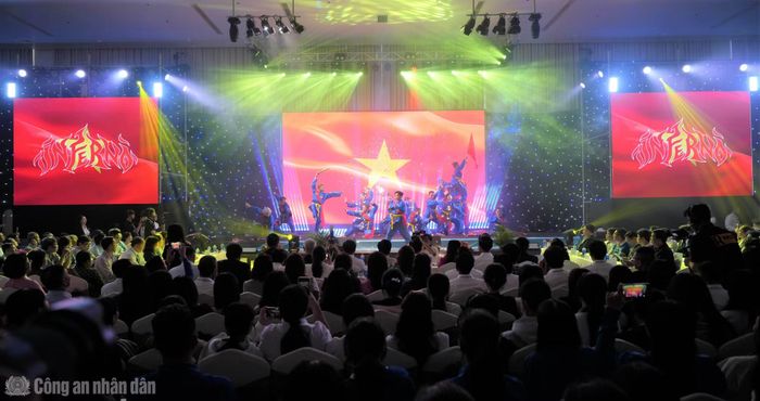Tiết mục khai mạc “The New Tide – Con nước mới”.