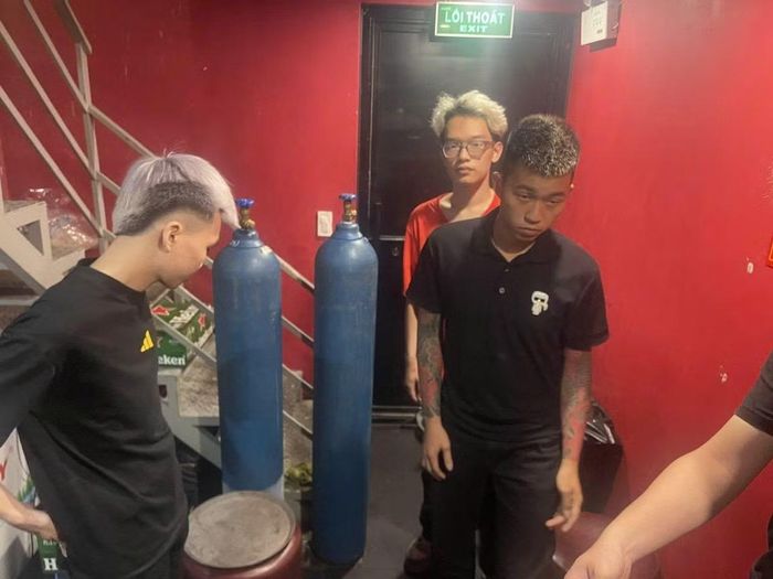 Lực lượng chức năng phát hiện các bình khí cười bên trong kho của các đối tượng.