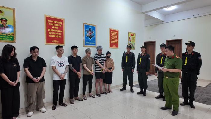 7 đối tượng đã bị khởi tố về tội “Buôn bán hàng cấm”.