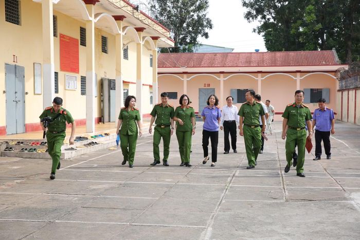 Lãnh đạo các đơn vị tham quan các khu vực của Trại giam Xuân Lộc.