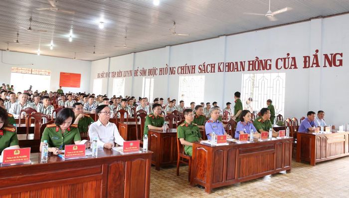 Lãnh đạo các đơn vị, thân nhân gia đình phạm nhân tham dự Hội nghị gia đình phạm nhân.