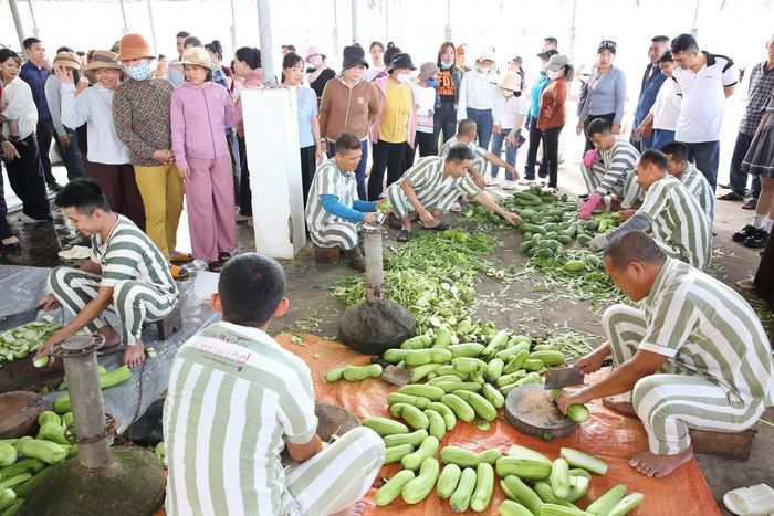 Thân nhân gia đình phạm nhân vào tham quan khu ngủ nghỉ và nơi nấu ăn cho các phạm nhân.