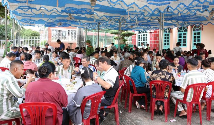 Bữa cơm thân mật, đầm ấm giữa phạm nhân và người nhà.