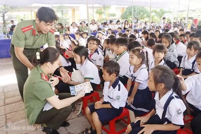 Thông điệp “5 không" được Phòng An ninh mạng truyền tải đến học sinh trường Trường Tiểu học và THCS Nguyễn Việt Khái, xã Cái Đôi Vàm.