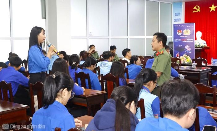 Sinh viên tích cực trao đổi về thủ đoạn lừa đảo “việc nhẹ lương cao” trong các buổi tuyên truyền chiến dịch “Không một mình”.