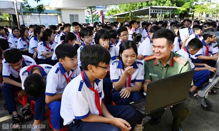 Cán bộ Phòng An ninh mạng tuyên truyền chiến dịch “Không một mình” tại Trường THCS Võ Nguyên Giáp.