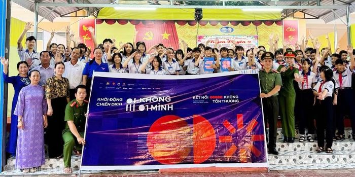 Đông đảo giáo viên, học sinh Trường THCS Thanh Tùng hưởng ứng Chiến dịch “Không một mình” với thông điệp “Kết nối không tổn thương”.