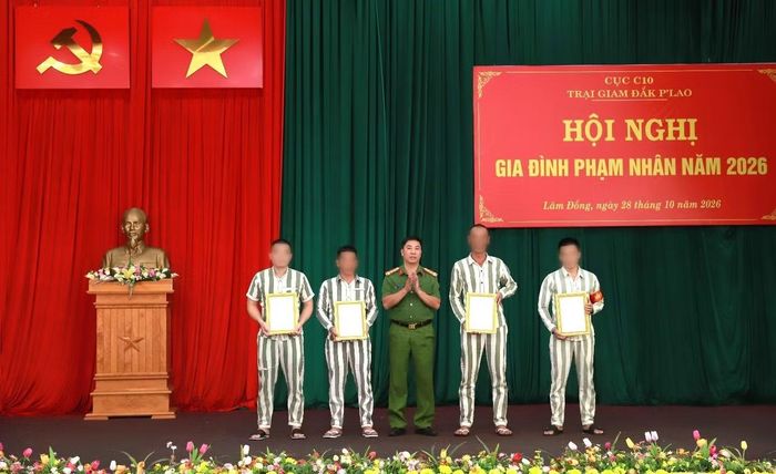 Giám thị Trại giam Đắk P'lao trao Quyết định khen thưởng cho đại diện tập thể, cá nhân các phạm nhân có thành tích tốt trong học tập, lao động cải tạo.