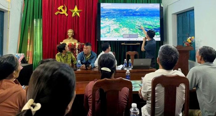 Tuyên truyền cho bà con về quản lý rừng bằng ảnh vệ tinh.