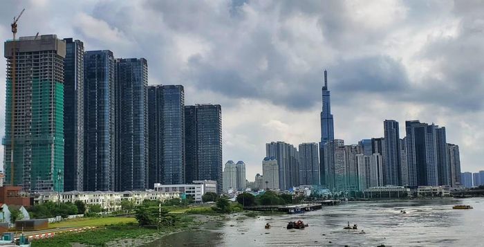 Dự án nhà ở cao tầng khiến quy mô dân số ở một phường tăng mạnh.