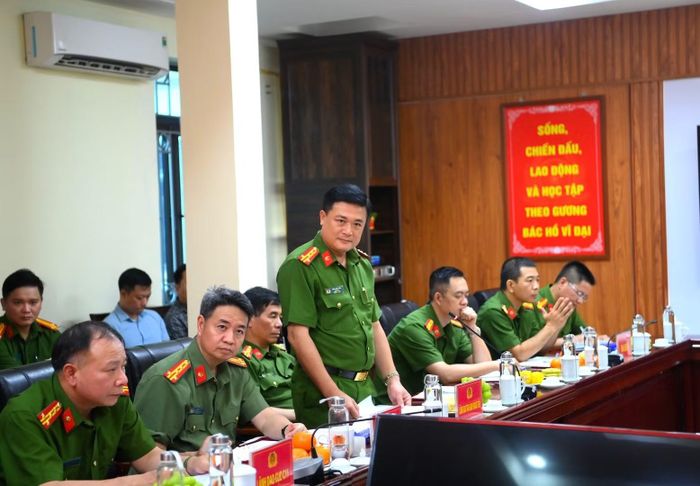 Các đại biểu nêu ý kiến tại buổi làm việc.