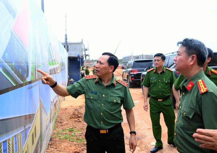 Thứ trưởng Lê Văn Tuyến kiểm tra tiến độ xây dựng thí điểm trại giam thông minh.