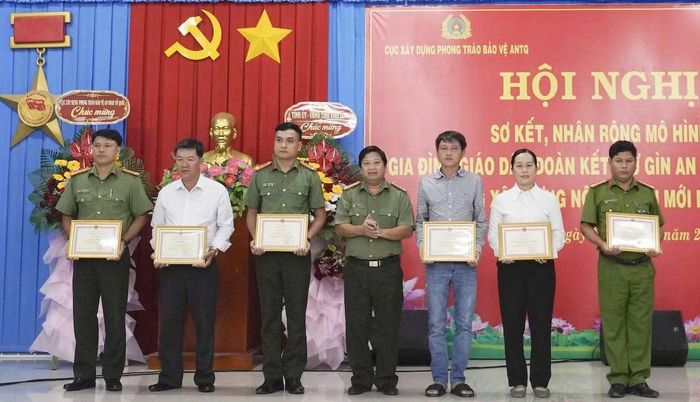 Đại tá Trần Quốc Phục, Phó Giám đốc Công an tỉnh Vĩnh Long, kiêm Phó Trưởng Ban Chỉ đạo thực hiện phong trào toàn dân bảo vệ ANTQ, trao khen thưởng các tập thể, cá nhân có thành tích xuất sắc.