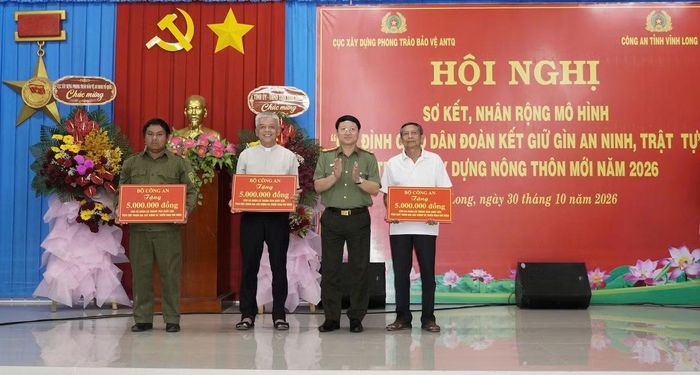 Đại tá Nguyễn Thanh Bình, Phó Cục trưởng Cục Xây dựng phong trào bảo vệ ANTQ trao quà, thăm hỏi, động viên 3 cá nhân tiêu biểu có đóng góp tích cực trong thực hiện mô hình.