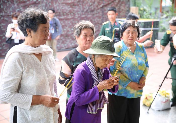 Bà Nguyễn Thị Lệ cùng thân nhân tại Công viên Lê Thị Riêng.