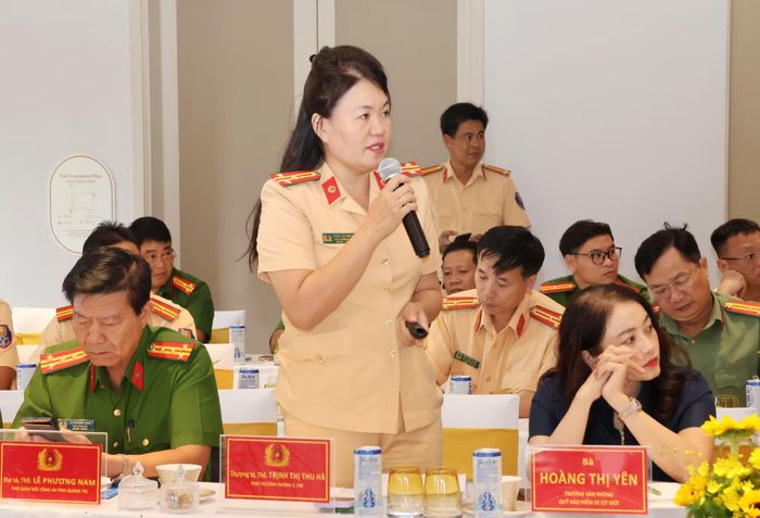 Các đại biểu tham luận tại hội thảo.