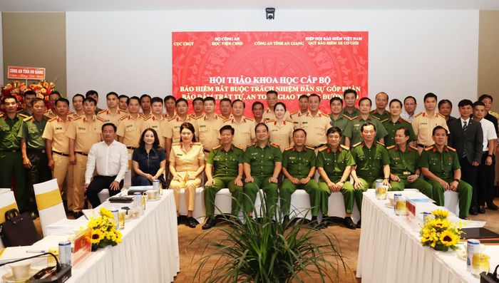 Các đại biểu dự hội thảo.