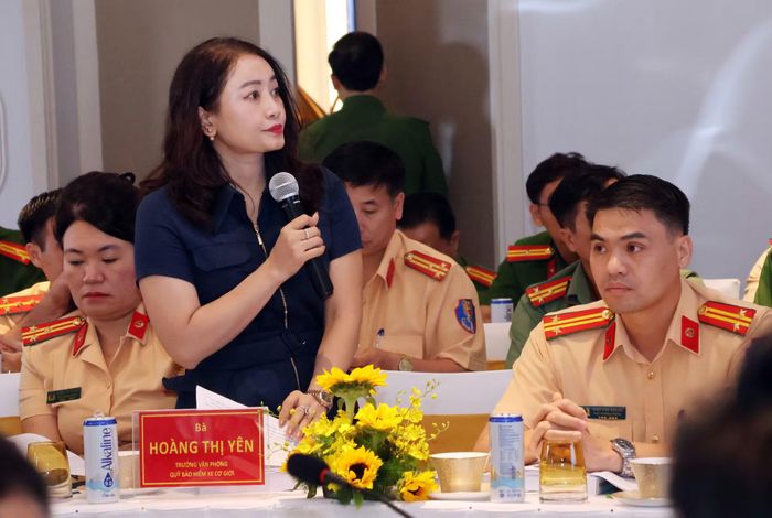 Các đại biểu tham luận tại hội thảo.
