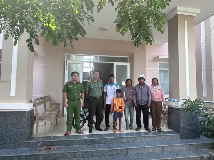 Ông La Lan Huy cùng người thân xúc động khi đến Công an xã Tây Sơn tiếp nhận cháu La Lan Hoàng.