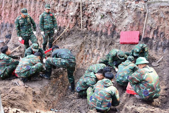 Lực lượng chức năng tập trung mở rộng phạm vi tìm kiếm, quy tập hài cốt liệt sĩ tại Khu B.