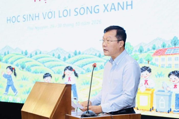 Các đại biểu chia sẻ giải pháp bảo vệ môi trường học tập xanh, an toàn cho người học.