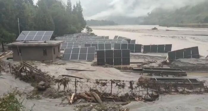Vụ vỡ hồ băng Shintaphu làm phá hủy nhiều công trình quan trọng của Bhutan. Ảnh: NDTV
