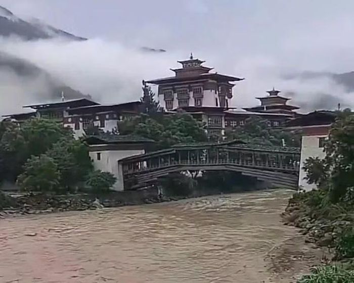 Hồ băng Shintaphu vỡ tối 29/10 gây lũ quét ở miền Bắc Bhutan. Ảnh: CNA