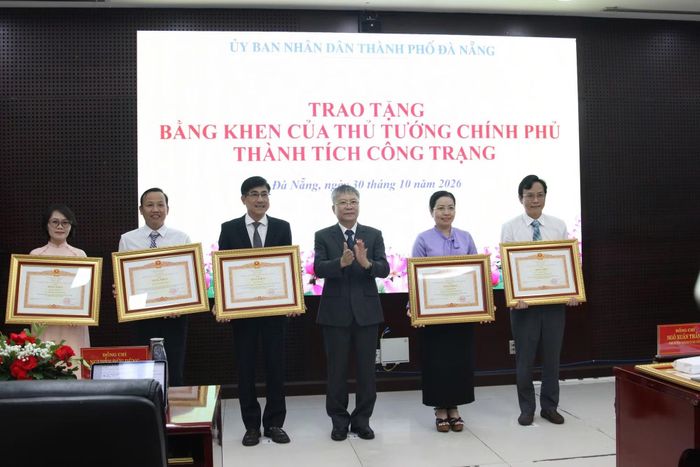 Thừa ủy quyền của Thủ tướng Chính phủ, Phó Bí thư Thành ủy, Chủ tịch HĐND thành phố Nguyễn Đức Dũng (thứ 3, bên phải sang) trao Bằng khen về thành tích công trạng của Thủ tướng Chính phủ tặng các cá nhân.