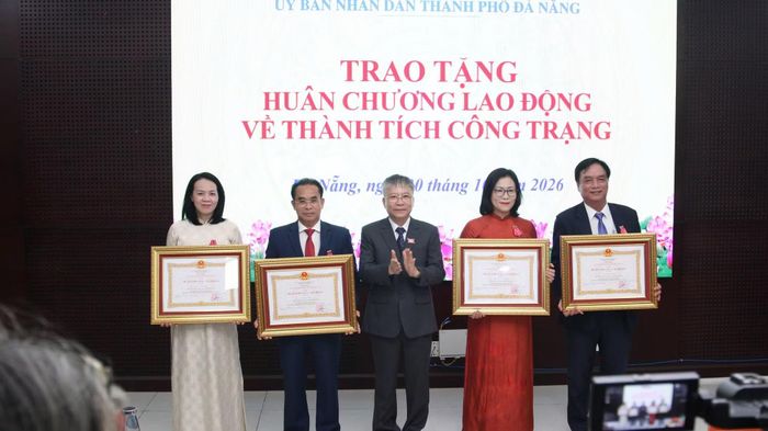 Thừa ủy quyền của Chủ tịch nước, Phó Bí thư Thành ủy, Chủ tịch HĐND thành phố Nguyễn Đức Dũng (thứ 3, bên phải sang) trao Huân chương Lao động về thành tích công trạng tặng các cá nhân.