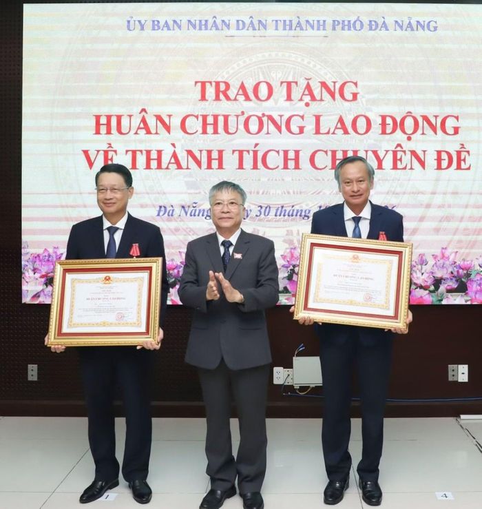 Thừa ủy quyền Chủ tịch nước, Phó Bí thư Thành ủy, Chủ tịch HĐND thành phố Nguyễn Đức Dũng (giữa) trao Huân chương Lao động hạng Ba tặng Phó Bí thư Thành ủy Ngô Xuân Thắng và Phó Chủ tịch HĐND thành phố Đoàn Ngọc Hùng Anh. (ảnh NP)