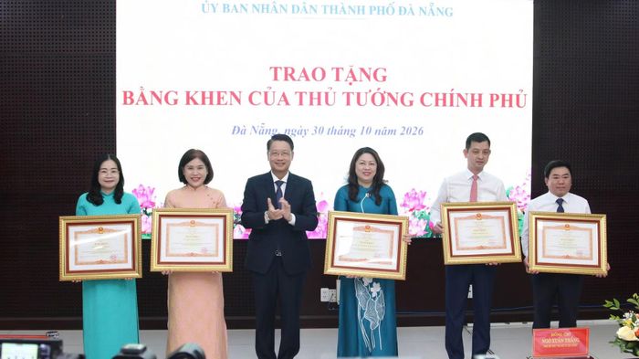 Thừa ủy quyền của Thủ tướng Chính phủ, Phó Bí thư Thành ủy Đà nẵng Ngô Xuân Thắng (thứ 3, bên trái sang) trao Bằng khen của Thủ tướng Chính phủ tặng các tập thể.