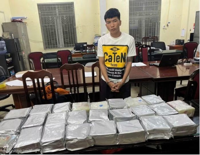Đối tượng Phạm Tuấn Cường cùng tang vật 25kg ma túy tại cơ quan Công an
