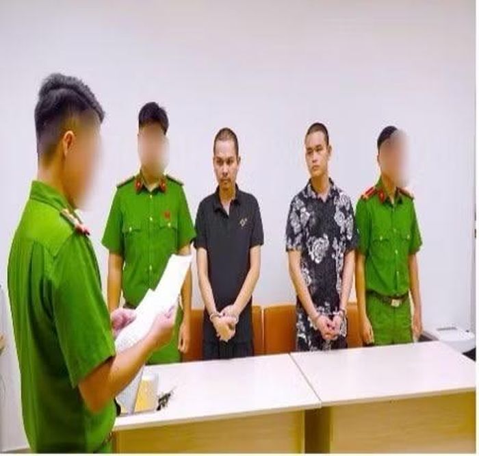 Lực lượng chức năng thi hành lệnh bắt giữ các đối tượng.